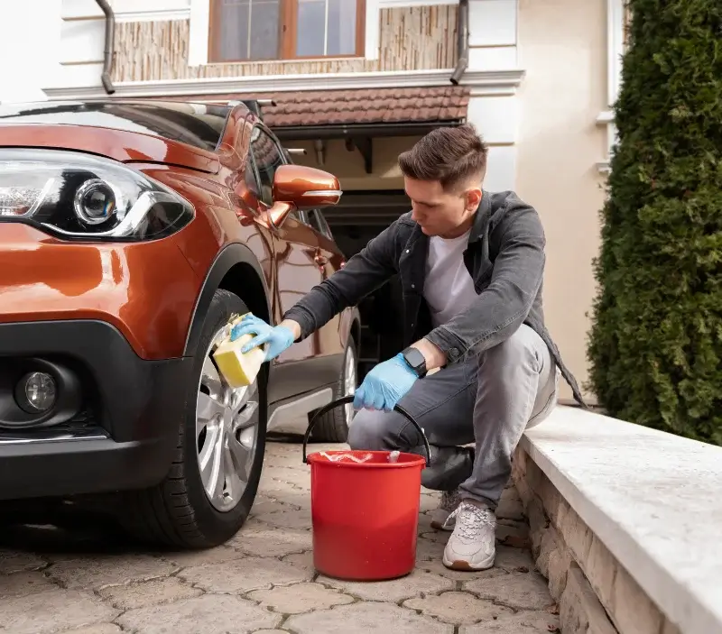 Lavage auto à domicile Chapelle-d'Huin : professionnel intervenant sur un véhicule